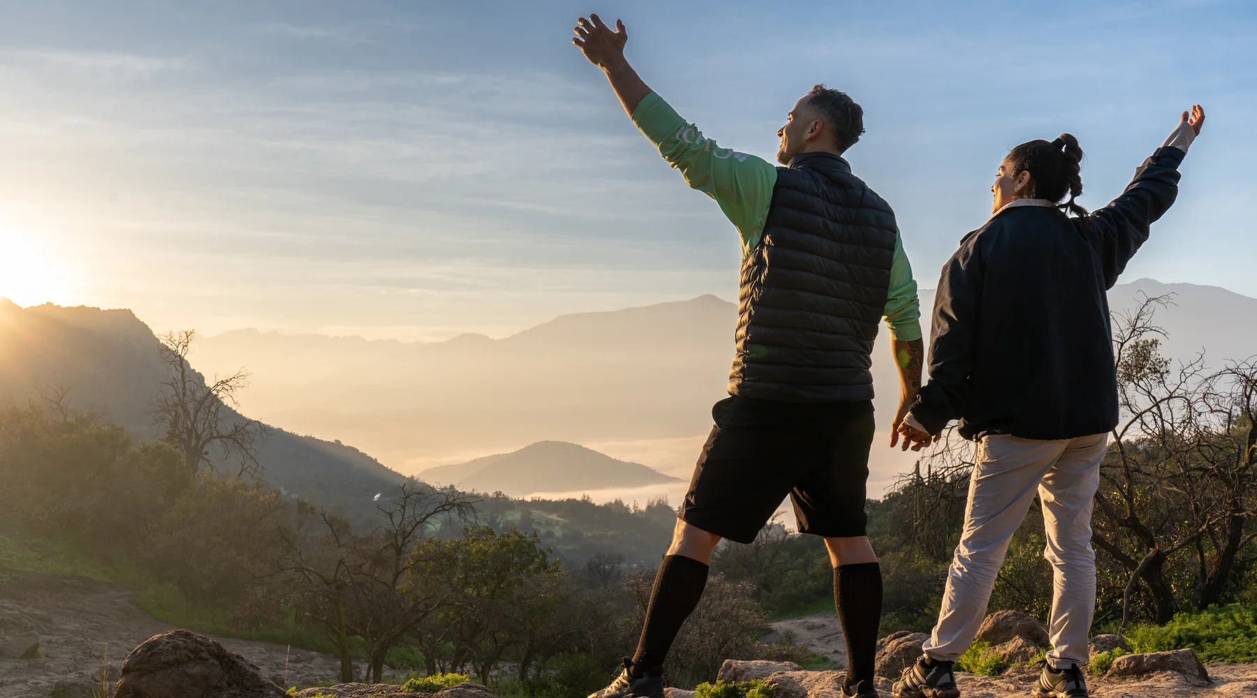 Expert-guided private hiking tour in Santiago’s hills with panoramic city views, peaceful trails and the Andes mountains in the background